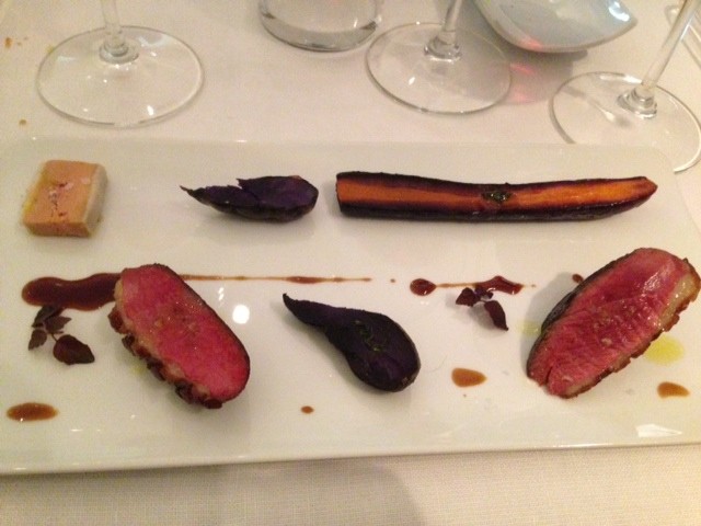 Petto d'anatra con patate blu e carote