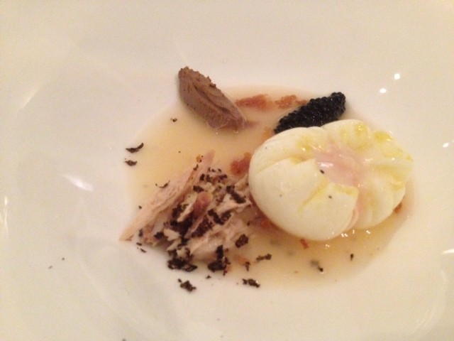 Uovo in brodo con caviale, bollito e fegato