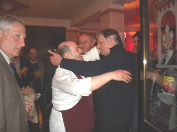 lo-chef-filippo-cogliandro-abbraccia-don-ciotti-e1366708555664