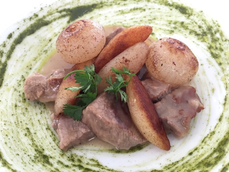 Manzo con cipolline, patate e dragoncello