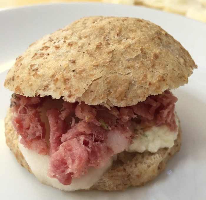 panino integrale con finocchiona, crema di pecorino al lime e topinambur Il forchettiere