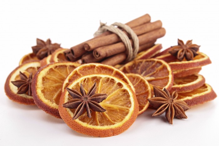 decorazioni-fai-da-te-albero-di-natale-arance-cannella-chiodi-garofano-3