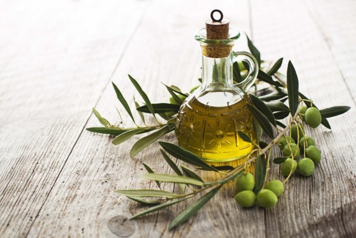 Olio-di-oliva-1068x713