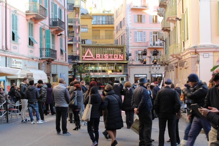 la-folla-davanti-al-teatro-ariston