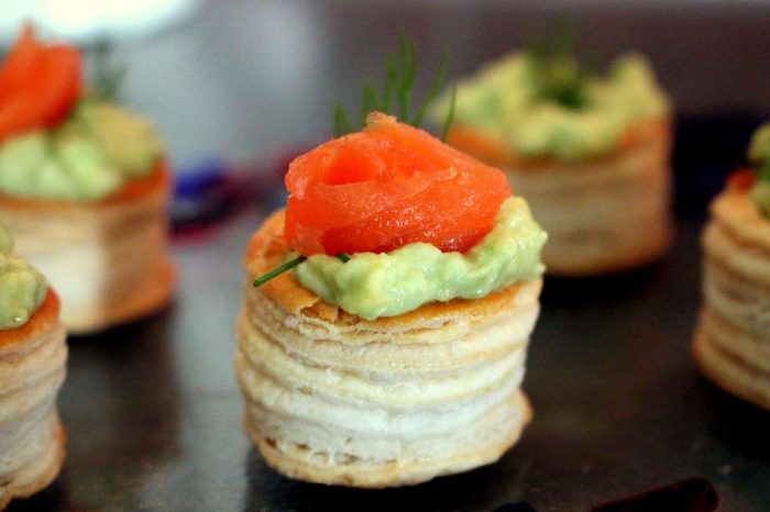vol-au-vent-con-guacamole-e-salmone