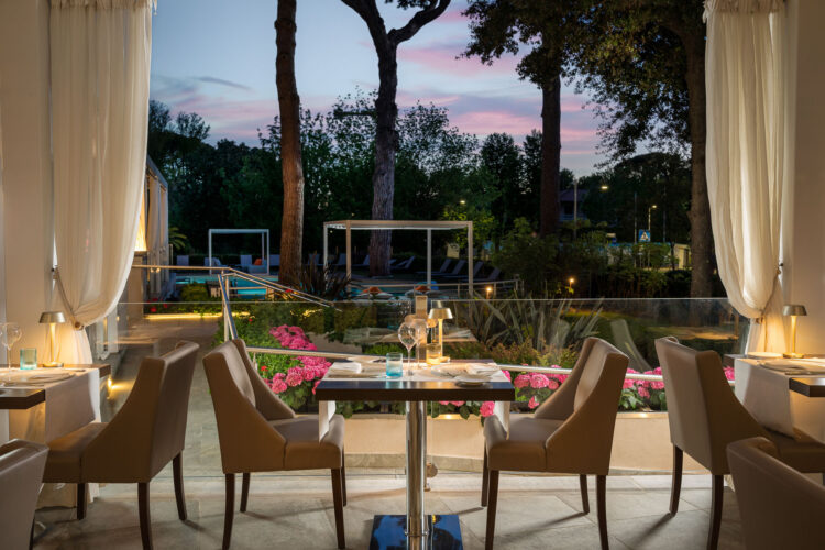 il ristorante Sciabola all'interno dell'hotel St. Mauritius a Forte dei Marmi