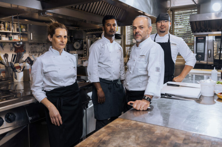 lo chef Daniele Gherardi e la brigata del ristorante Sciabola a Forte dei Marmi