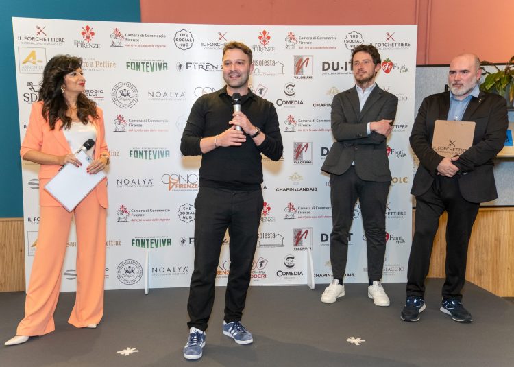Il regional manager del The Social Hub, Michael Giuliano, con l'assessore comunale Jacopo Vicini
