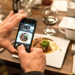 Smartphone a tavola: un ristorante può vietare fotografie e video?