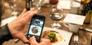 Smartphone a tavola: un ristorante può vietare fotografie e video?