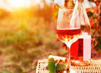 Vini per l’estate: 11 bianchi, rosati e bollicine raccontano la bella stagione